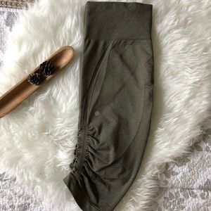 Lululemon bottle green 17” crop